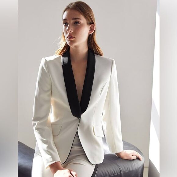 Jennifer Lopez Elegant Cream and Black Tuxedo Blazer - Picture 13 of 15